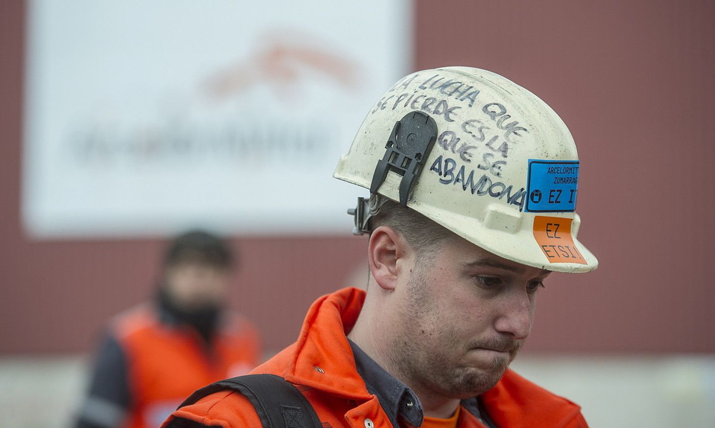 Arcelor Mittaleko langile bat, protesta batean. JON URBE / FOKU.