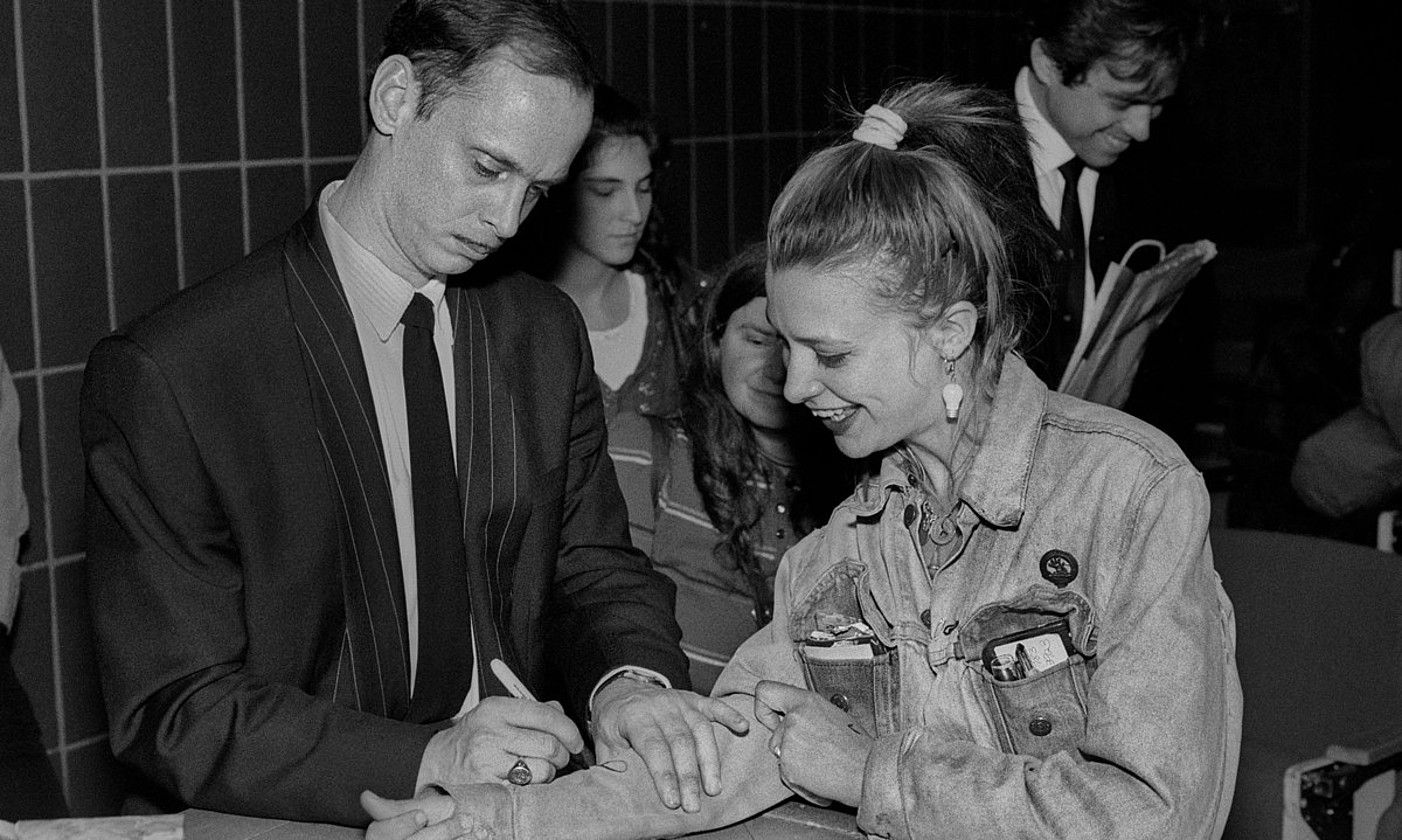 John Waters, zale bati txaketan bertan sinatzen, 1990eko maiatzean, Bostongo Arte Eskolan, AEBetan. DAVID HENRY.