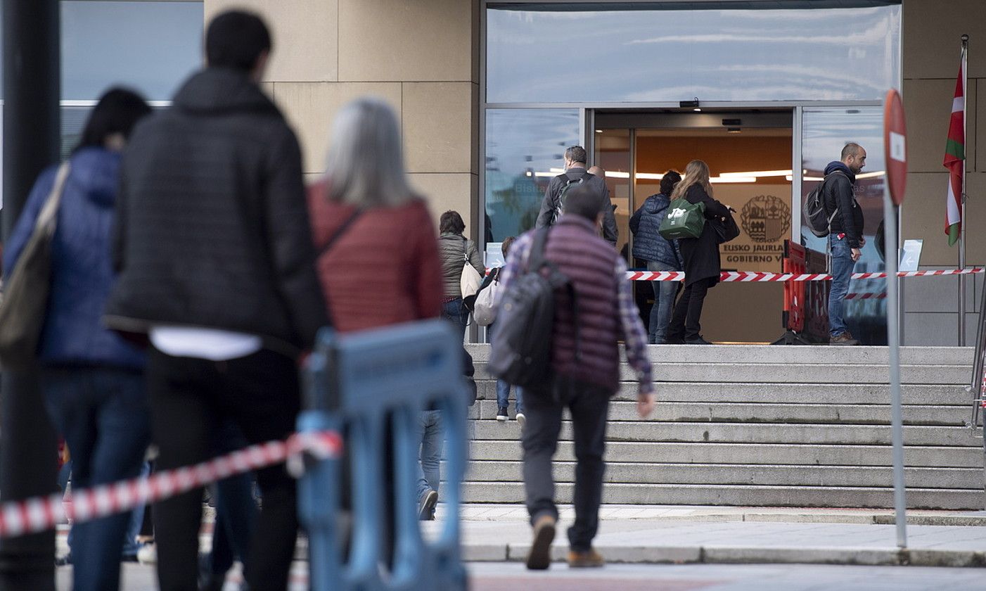 Eusko Jaurlaritzako langile publiko batzuk lanera itzuli ziren atzo Gasteizera, Lakuako egoitza nagusira. RAUL BOGAJO / FOKU.