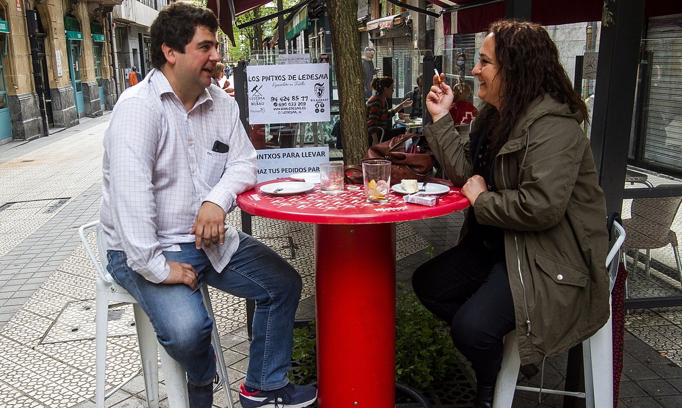 Garcia Rivero kaleko taberna bat, itxita, «Horrela ez» dioen afixarekin. A, L. / FOKU.