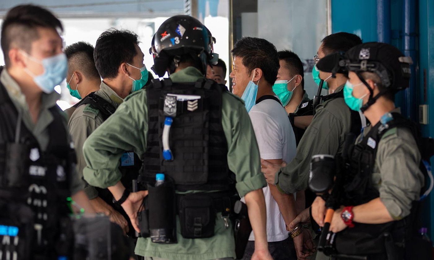 Hong Kongeko Polizia, herenegun, manifestari bat atxilotzen. JEROME FAVRE / EFE.