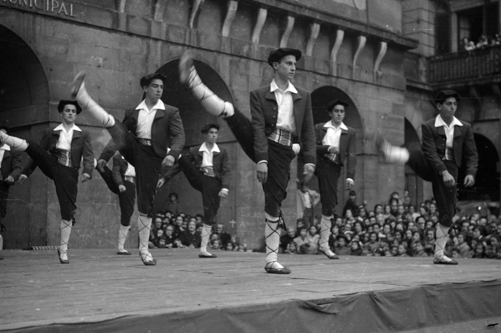 Donostiako Goizaldi dantza taldeko dantzariak, 1951. urtean, talde horrek izen hori hartu zuen urtean. Donostiako Goizaldi dantza taldeko dantzariak, 1951. urtean, talde horrek izen hori hartu zuen urtean.