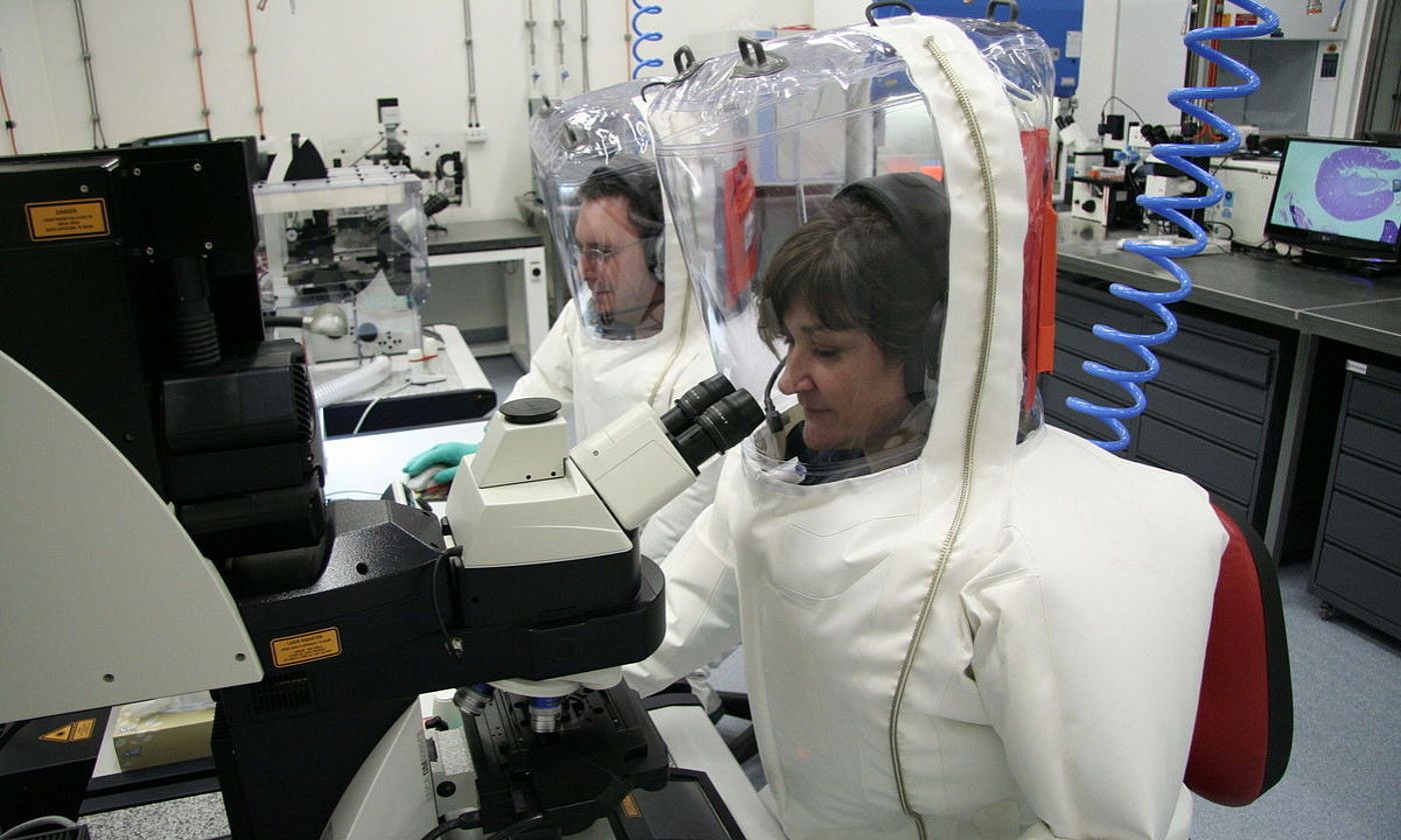 Zientzialariak lanean, biosegurtasun maila altuko laborategi batean, Australiako Geelong hirian. EFE.