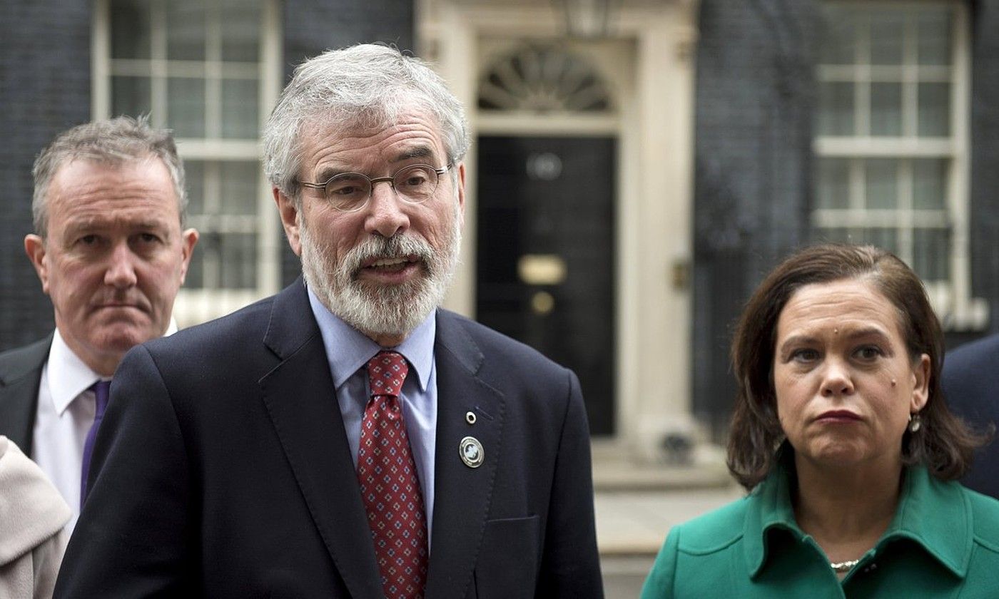 Gerry Adams, Sinn Feineko presidente izandakoa, alderdiko egungo buruzagi Mary Lou McDonald aldamenean duela. WILL OLIVER / EFE.