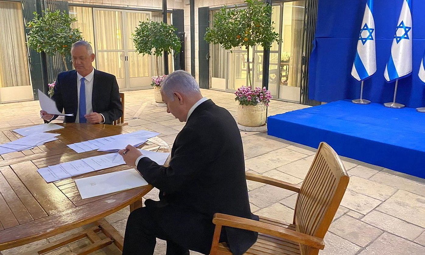 Benny Gantz eta Benjamin Netanyahu koalizio gobernu baterako akordioa sinatzen, artxiboko argazki batean, Jerusalemen. EFE.
