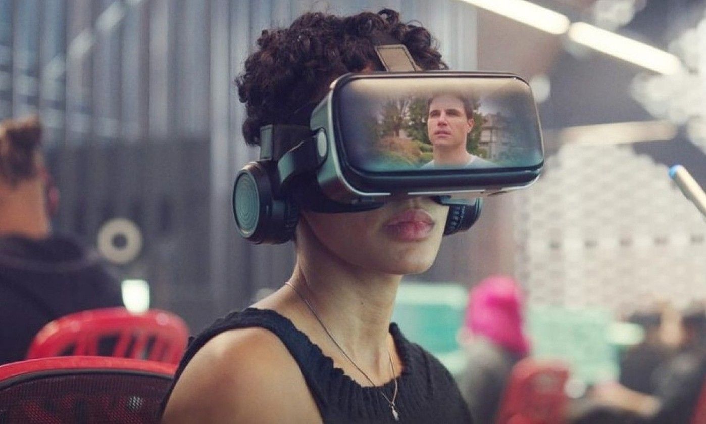 Black Mirror eta Devs telesailen kontzeptuarekin bat egiten du Upload-ek ere. BERRIA. Black Mirror eta Devs telesailen kontzeptuarekin bat egiten du Upload-ek ere. BERRIA.