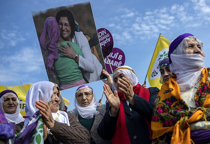 HDP alderdiko kurduaren jarraitzaileen protesta, martxoaren 3an, Istanbulen; Leyla Guven diputatuaren argazkia daramate aldean. SEDAT SUNA, EFE.