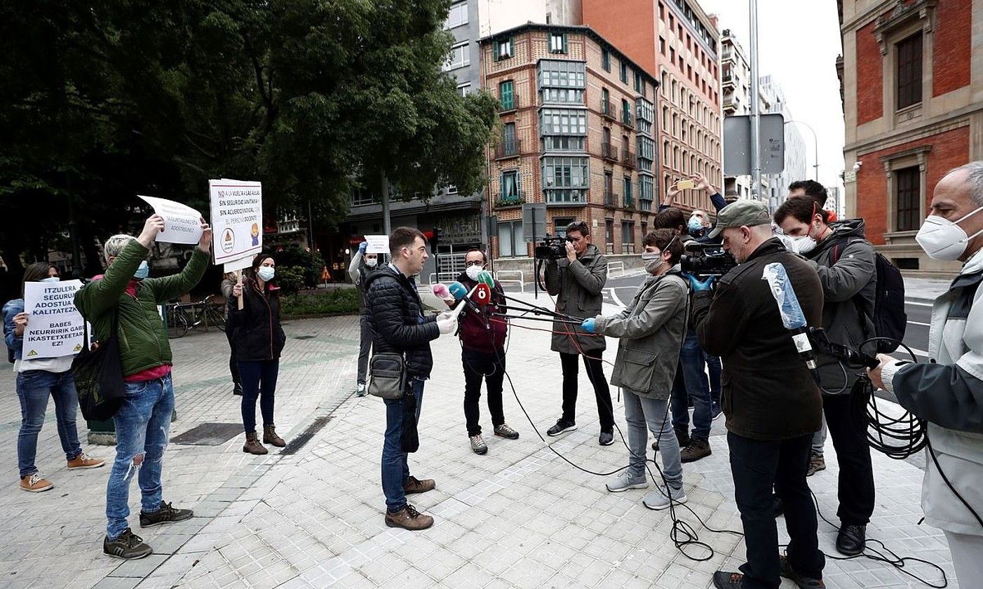 Sindikatuetako kideak Nafarroako Parlamentuaren aurrean protestan, atzo, Iruñean. JESUS DIGES / EFE.