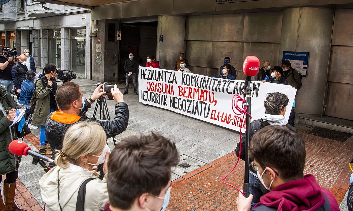 Sindikatuen protesta ikasgeletara itzultzeko planaren aurka. L. JAUREGIALTZO / FOKU.