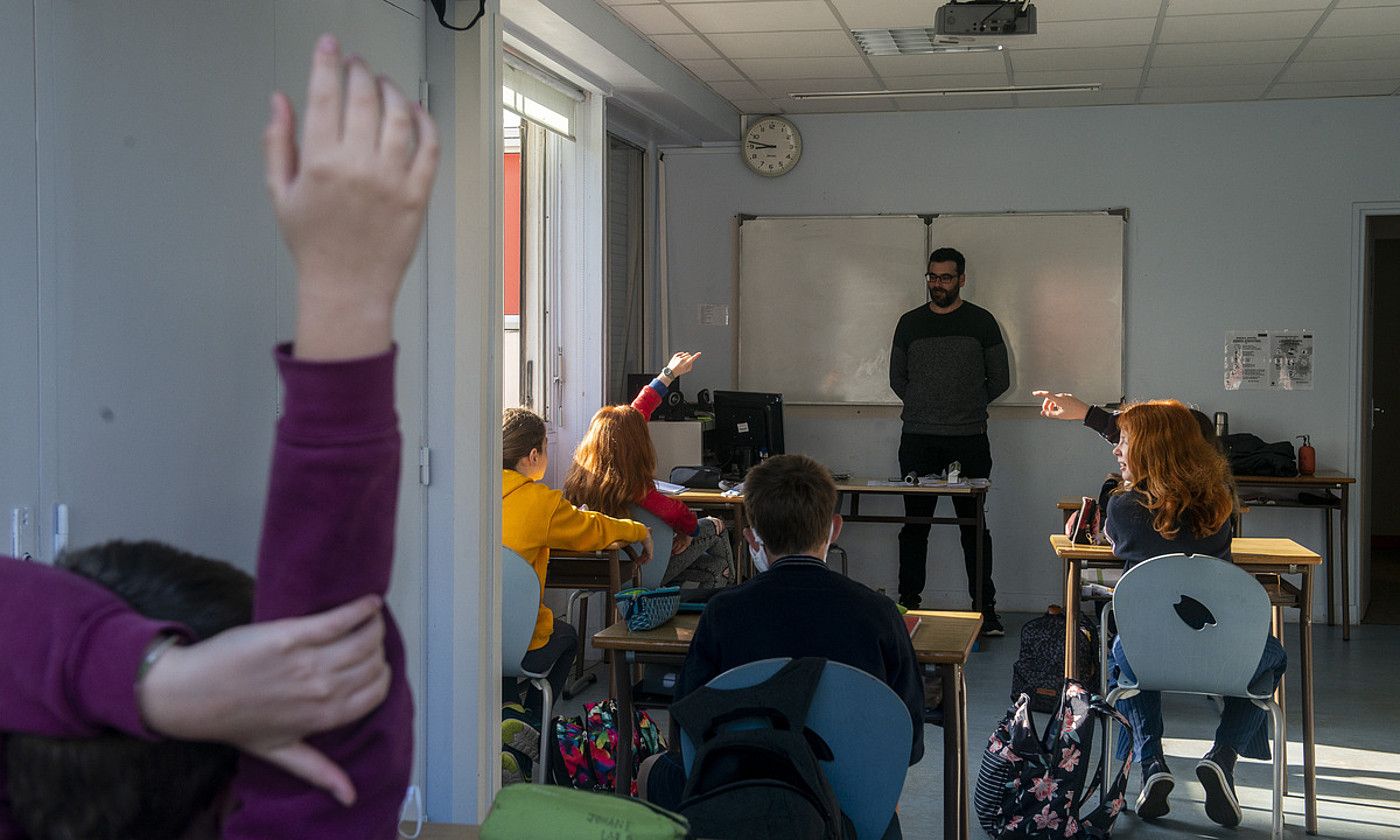 Ikasleei eman zieten hitza egunaren hasieran Estitxu Robles Arangiz kolegioan. GUILLAUME FAUVEAU.