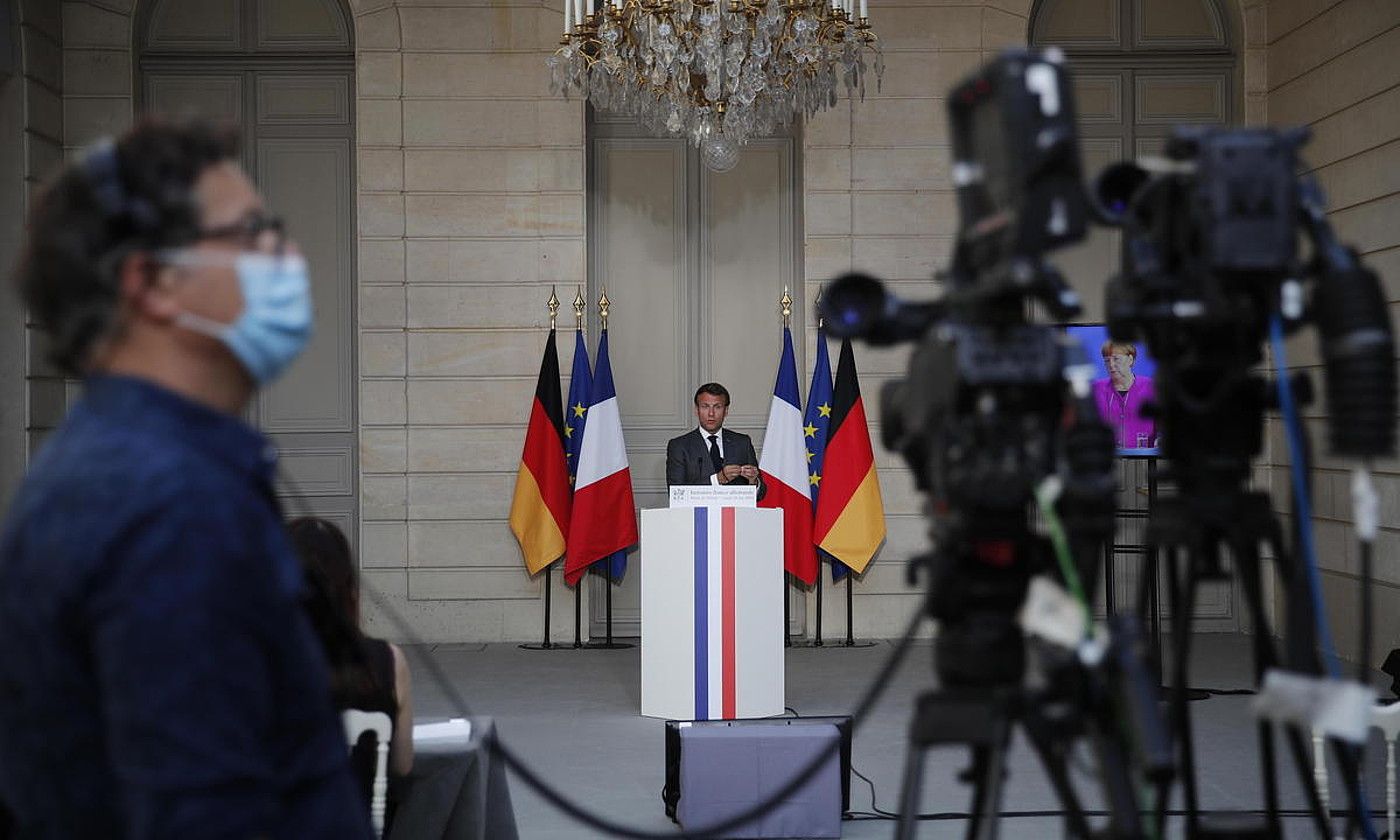 Emmanuel Macronen eta Angela Merkelen agerraldi telematikoa, atzo. FRANÇOIS MORI / EFE. Emmanuel Macronen eta Angela Merkelen agerraldi telematikoa, atzo. FRANÇOIS MORI / EFE.
