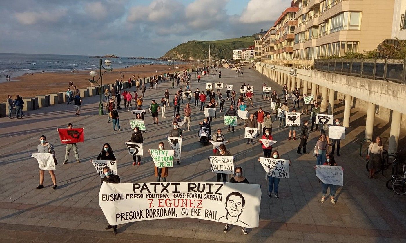 Patxi Ruizen aldeko elkarretaratze bat, igandean, Zarautzen. BERRIA. Patxi Ruizen aldeko elkarretaratze bat, igandean, Zarautzen. BERRIA.