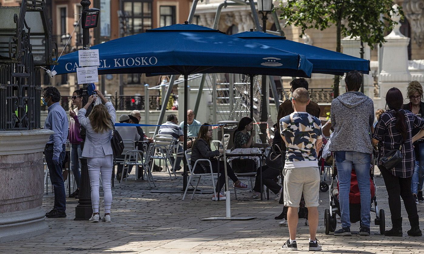 Terrazak. Bezeroak, mahai baten zain, Bilboko Areatzan. ARITZ LOIOLA / FOKU.