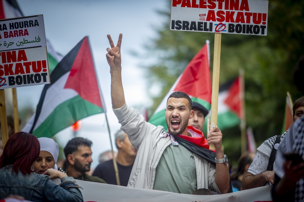 Bilboko manifestazioko parte hartzaile bat, garaipenaren ikurra egiten. JAIZKI FONTANEDA / FOKU Bilboko manifestazioko parte hartzaile bat, garaipenaren ikurra egiten. JAIZKI FONTANEDA / FOKU