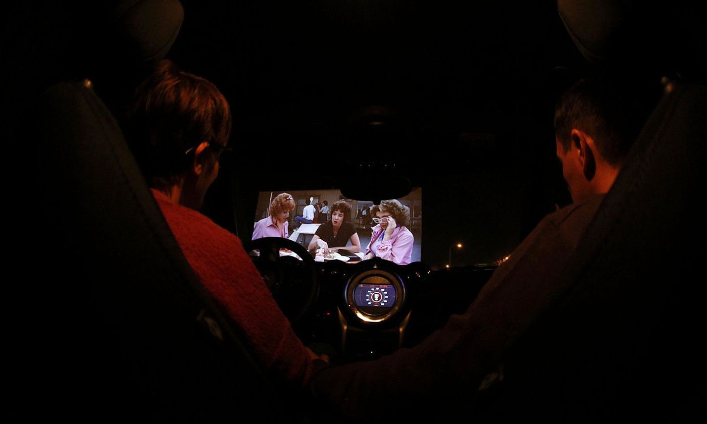 Bi lagun auto barruan, Grease filma ikusten, Madrilen. JAVIER LOPEZ / EFE. Bi lagun auto barruan, Grease filma ikusten, Madrilen. JAVIER LOPEZ / EFE.