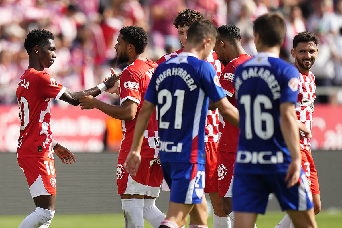 Gironako jokalariak lehen gola ospatzen, gaur, Montilivin. SIU WU / EFE