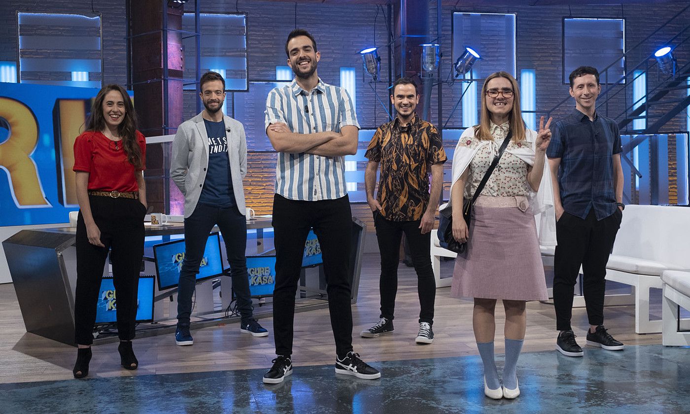 Maddalen Arzallus, Julen eta Antton Telleria, Joseba Olagarai, Aitziber Garmendia eta Joseba Beloki, Miramonen. EITB. Maddalen Arzallus, Julen eta Antton Telleria, Joseba Olagarai, Aitziber Garmendia eta Joseba Beloki, Miramonen. EITB.