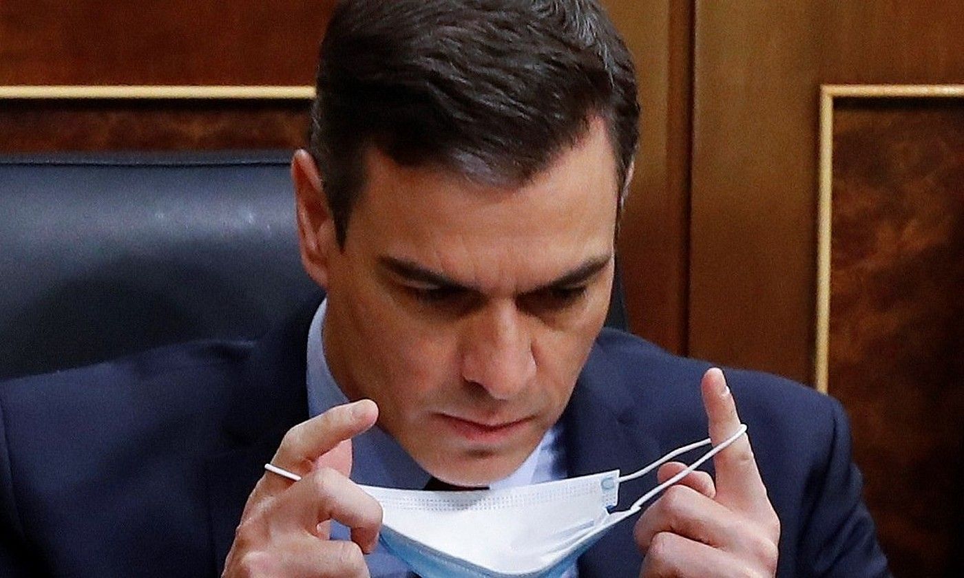 Pedro Sanchez Espainiako gobernuburua, atzo, Kongresuan, maskara jartzen. BALLESTEROS / EFE.