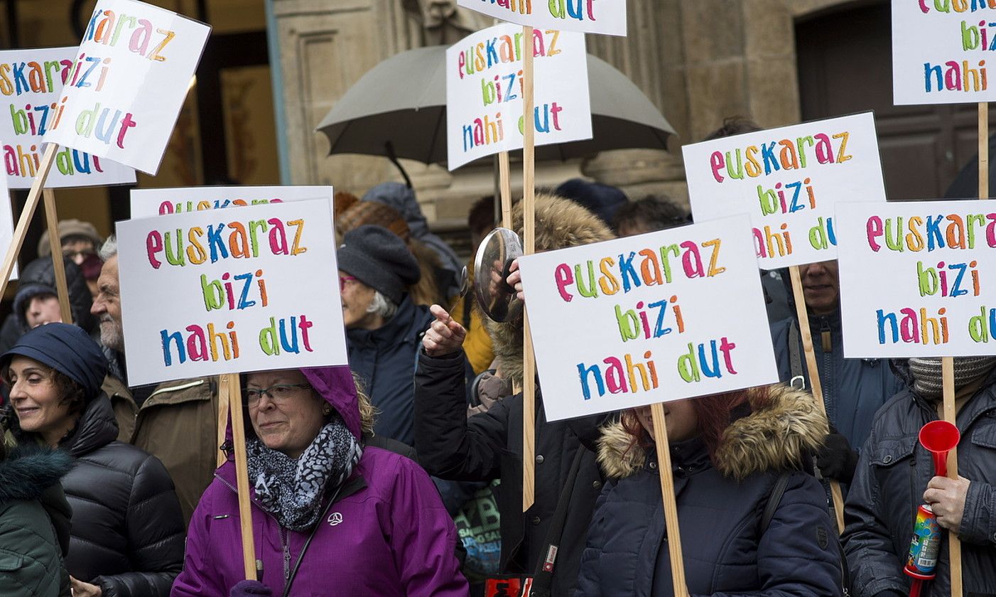 Euskararen aldeko protesta bat, Iruñeko Udaletxe plazan. IÑIGO URIZ / FOKU.