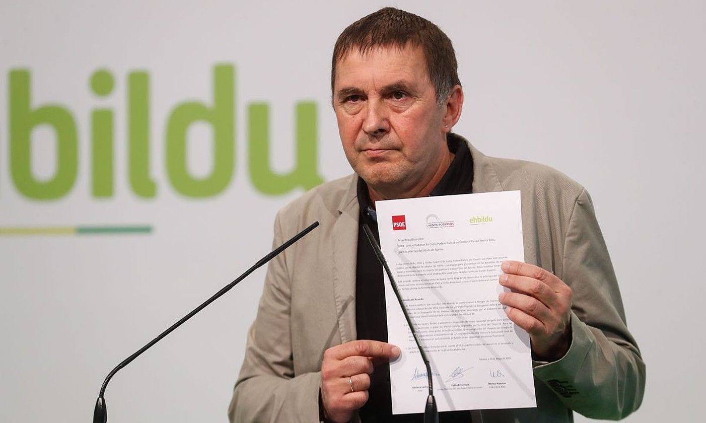 Arnaldo Otegi, EH Bilduren, PSOEren eta Unidas Podemosen akordioaren dokumentuarekin, atzo. JUAN HERRERO/ EFE.