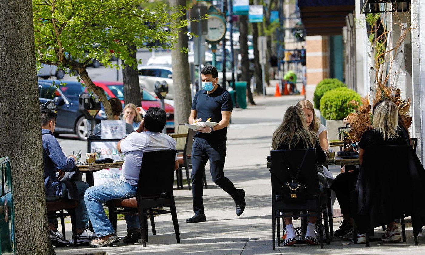 Hainbat terraza irekita Connecticut estatuan. PETER FOLEY / EFE.