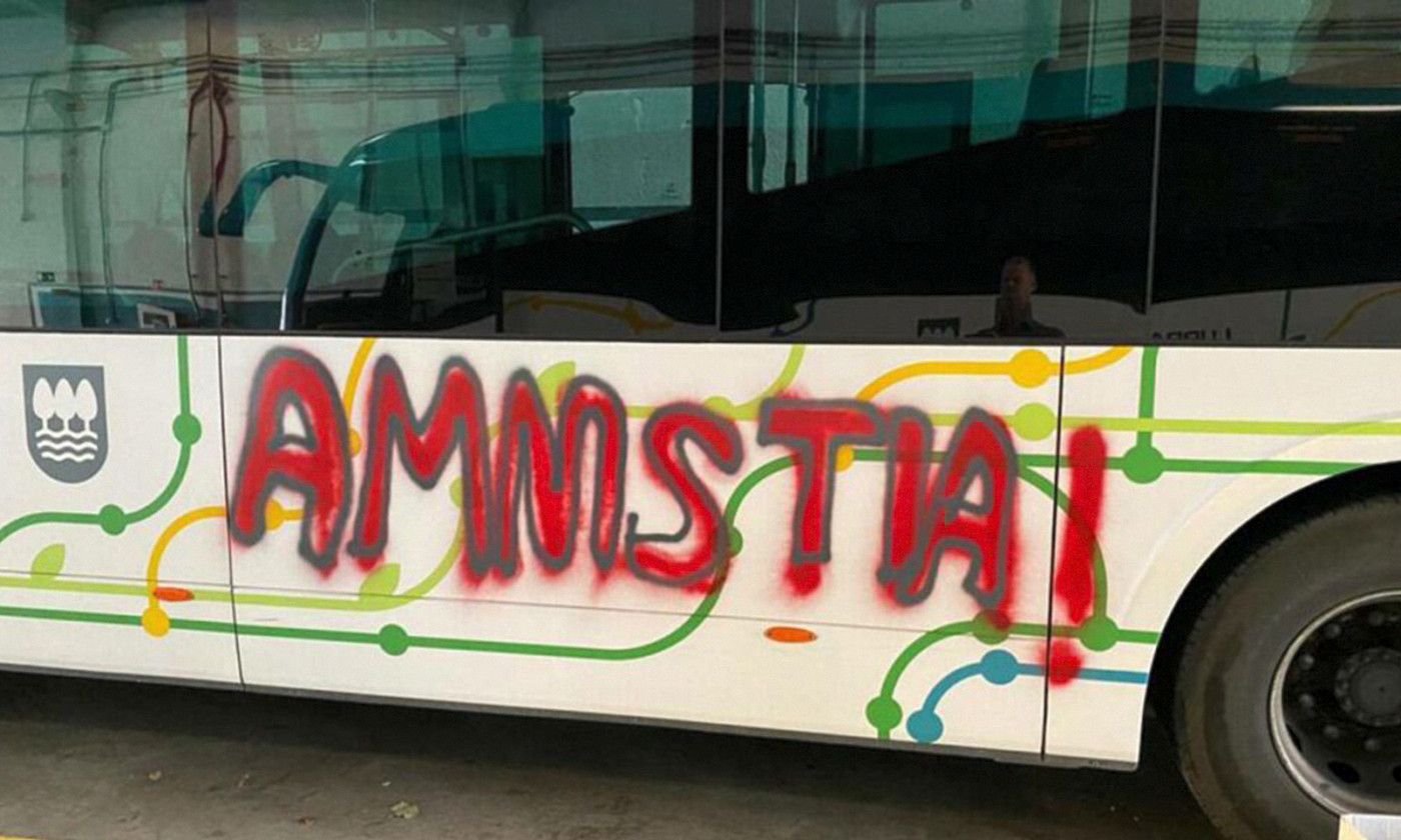 Autobus bati egindako pintaketa, atzo, Azpeitian. BERRIA. Autobus bati egindako pintaketa, atzo, Azpeitian. BERRIA.