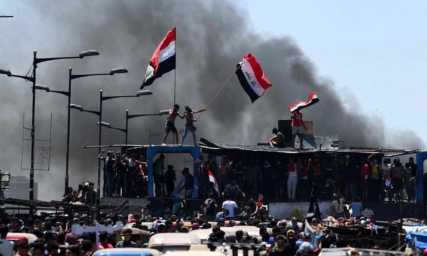 Manfestariak Bagdad hiriburuan, maiatz hasieran, bizi baldintza hobeagoak eskatzen. MURTAJA LATEEF / EFE.
