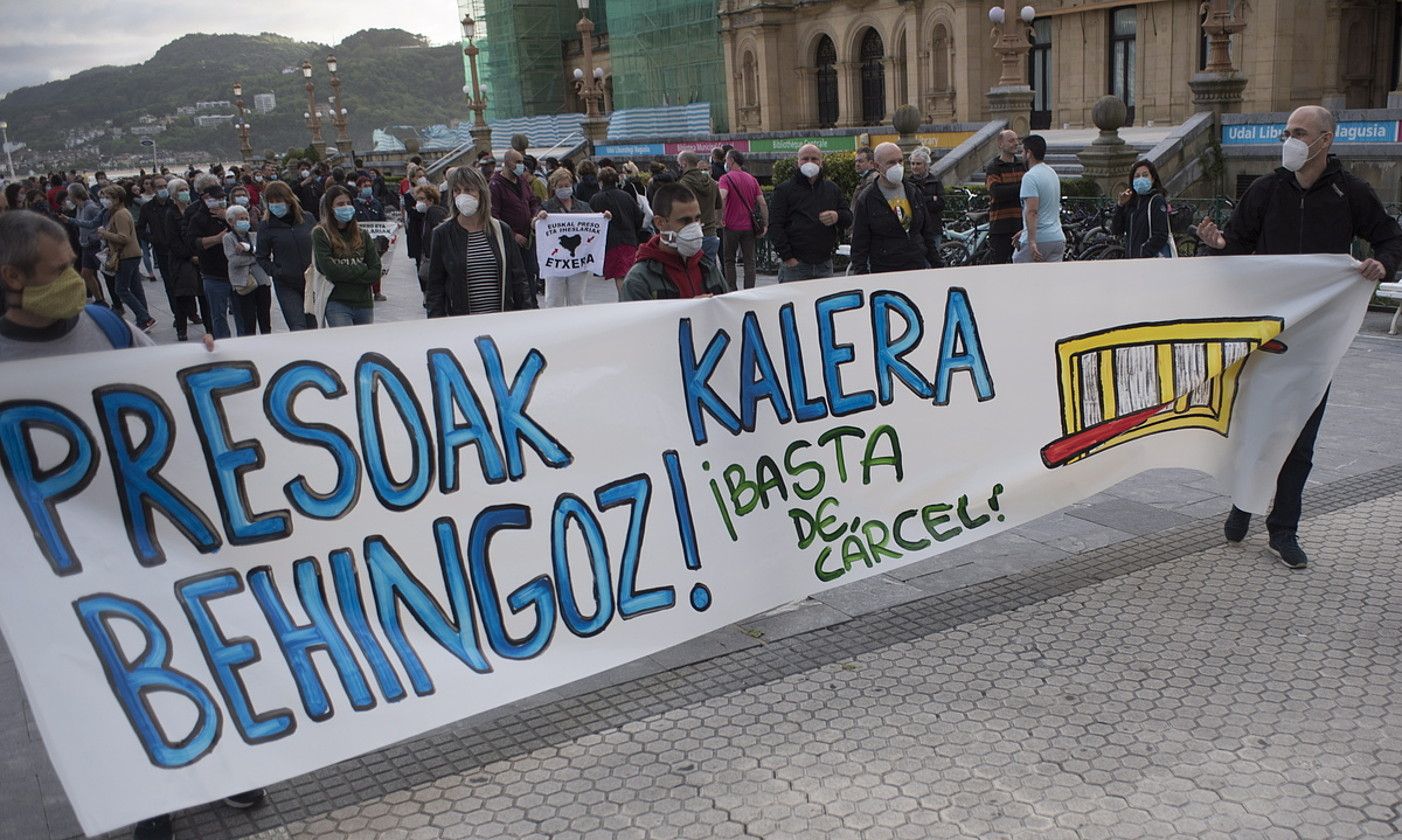 Donostian manifestazioa egin zuten atzo iluntzean, Ruizen egoera salatzeko. JUAN CARLOS RUIZ / FOKU.