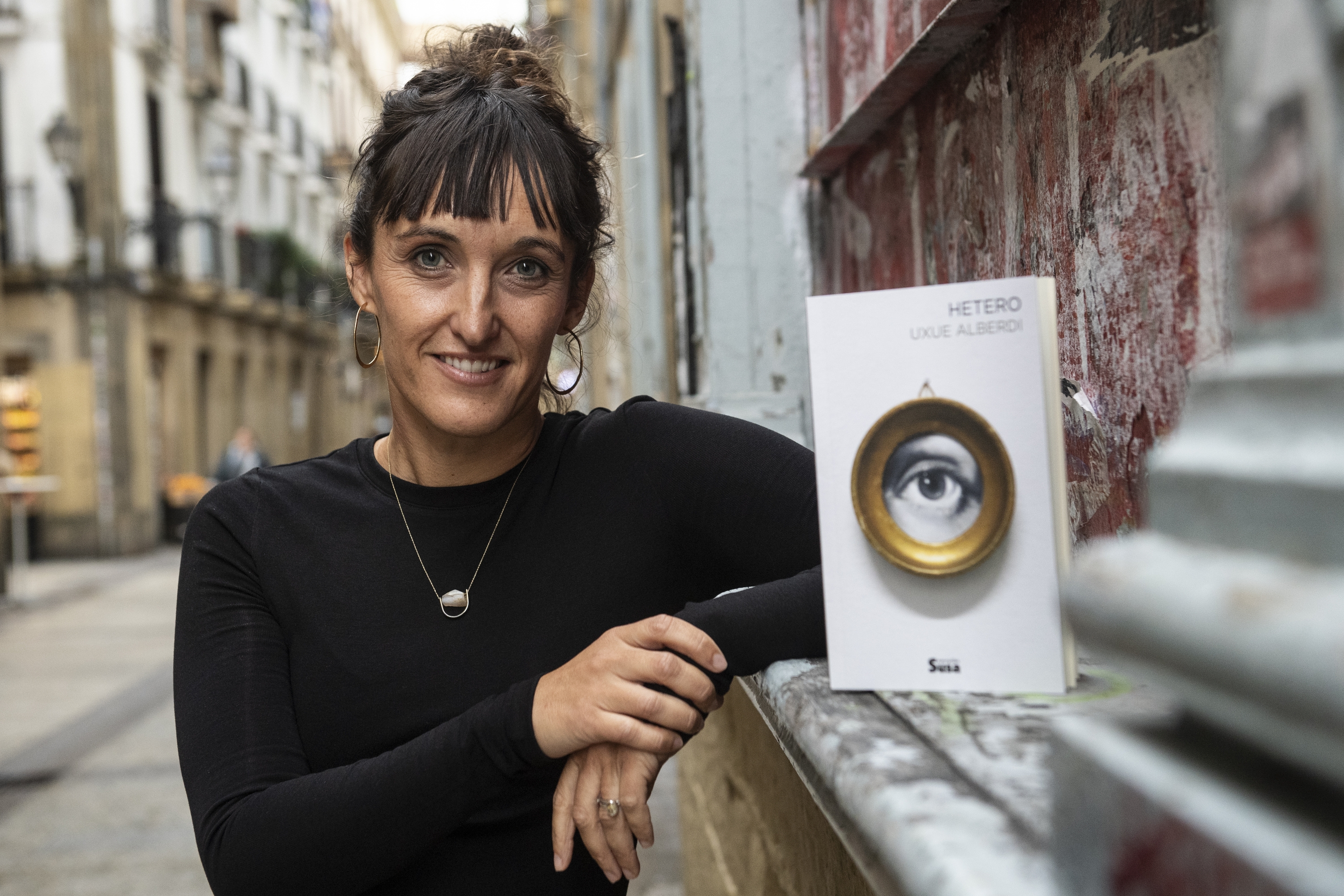 Uxue Alberdi 'Hetero' ipuin liburua ondoan duela, gaur, Donostian. IDOIA ZABALETA / FOKU