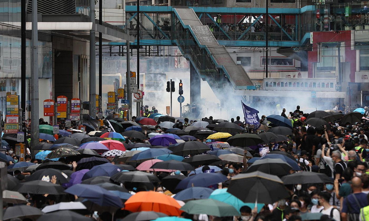 Hong Kongen herenegun atera ziren kalera Txinako Gobernuak onarrarazi nahi duen segurtasunari buruzko lege proiektuaren aurka. JEROME FAVRE / EFE.