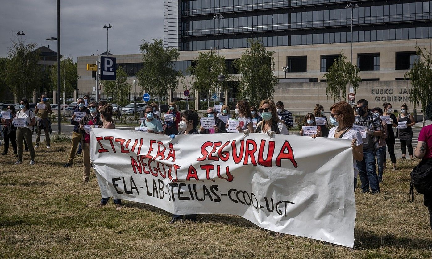 ELA, LAB, UGT, CCOO eta Steilas sindikatuek protesta antolatu zuten atzoko, Gasteizen. JAIZKI FONTANEDA / FOKU.