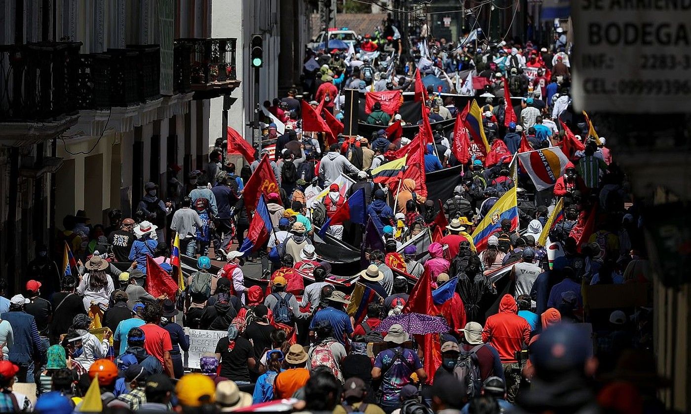 Milaka herritar protesta egiten, atzo, Quito hiriburuko kaleetan. JOSE JACOME / EFE.