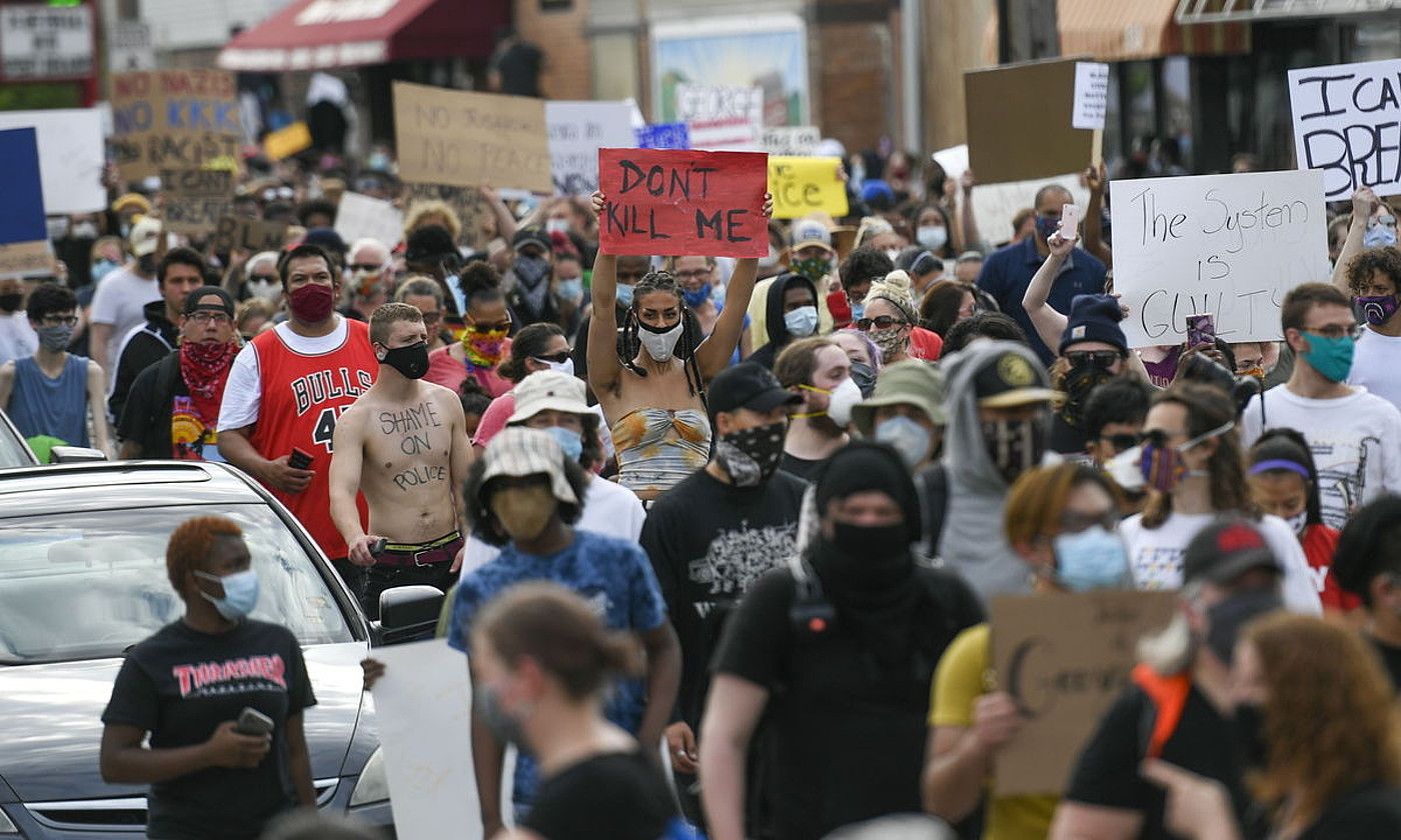 Protestariak herenegungo manifestazioan, Minneapolisen, George Floyd hil zuten lekuan. CRAIG LASSIG / EFE.