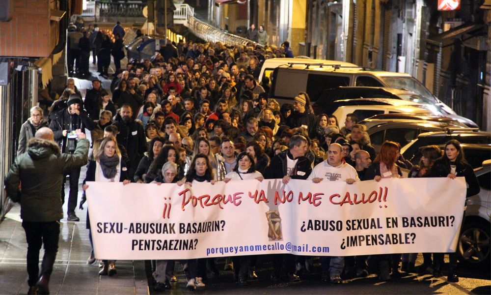 Urtarrilean abusuak salatzeko manifestazioa egin zuten Basaurin. MAIDER IBAñEZ / GEURIA