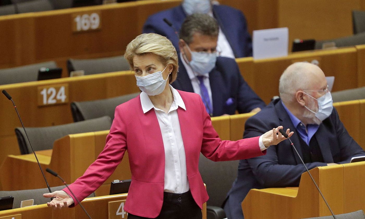 Ursula von der Leyen Europako Batzordeko presidentea, atzo, Europako Parlamentuan. OLIVIER HOSLET / EFE.