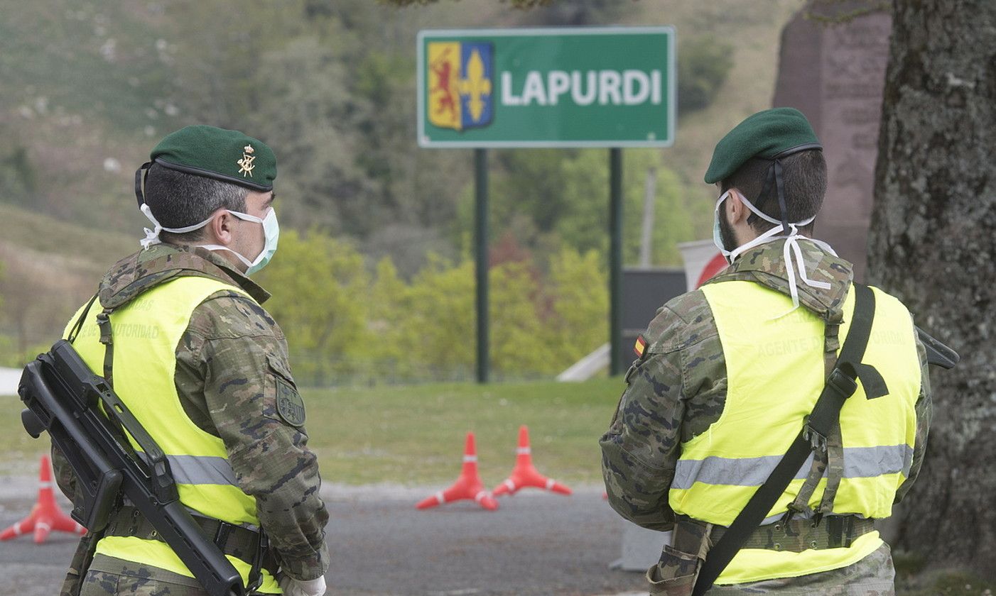 Espainiako poliziak, Lapurdi eta Nafarroa arteko mugan. JAGOBA MANTEROLA/ FOKU.