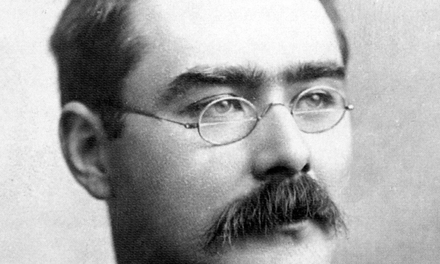 Joseph Rudyard Kipling idazlea, 1895eko irudi batean. ELLIOTT & FRY.