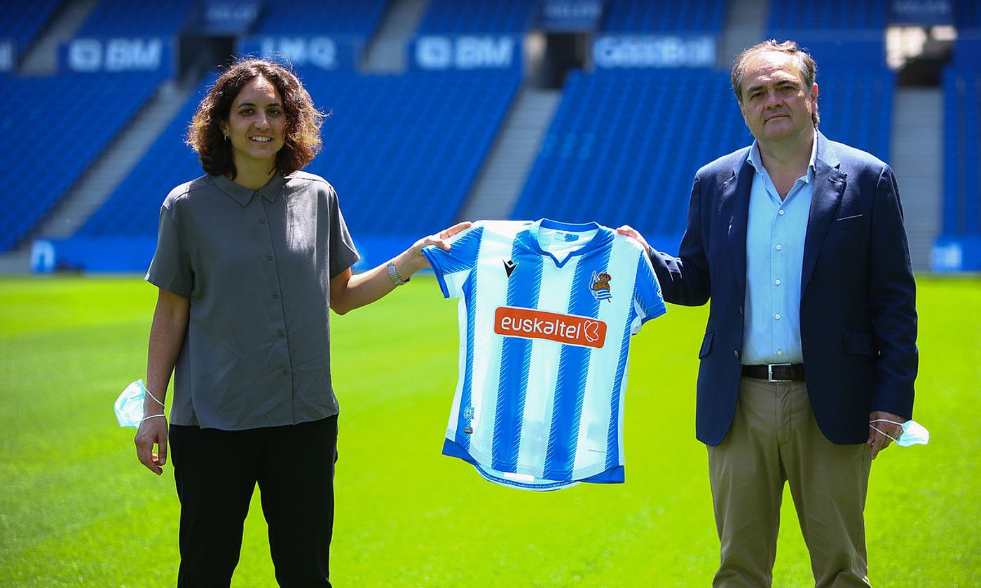 Natalia Arroyo eta Jokin Aperribai, Realaren elastiko bat heltzen, atzo, Anoeta estadioan, entrenatzaile kataluniarrak talde txuri-urdinarekin kontratua izenpetu eta gero. REALA. Natalia Arroyo eta Jokin Aperribai, Realaren elastiko bat heltzen, atzo, Anoeta estadioan, entrenatzaile kataluniarrak talde txuri-urdinarekin kontratua izenpetu eta gero. REALA.