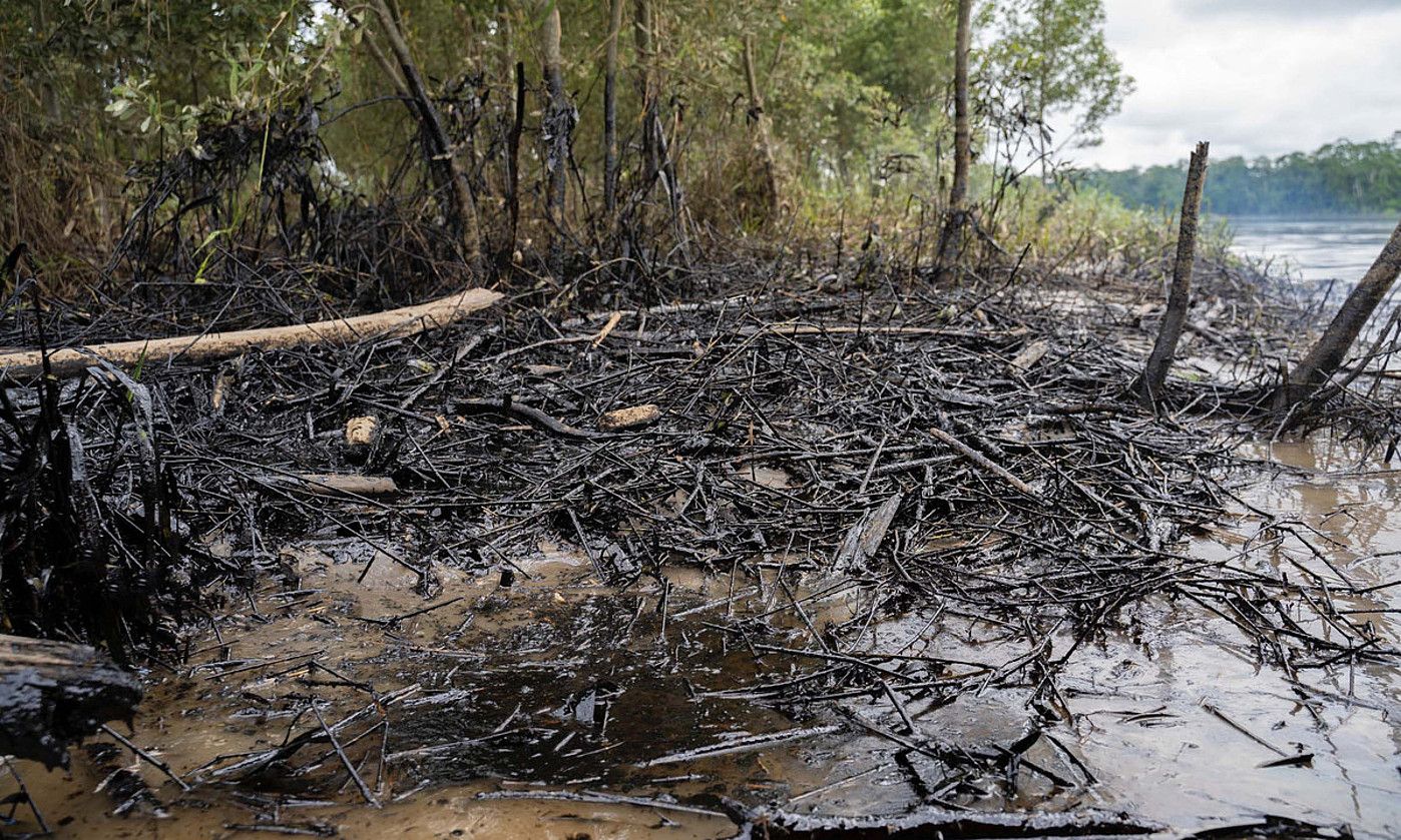 Apirilean izandako petrolio isuriak utzitako arrastoak, Napo ibaian, Ekuadorko Amazonian. TELMO IBARBURU.