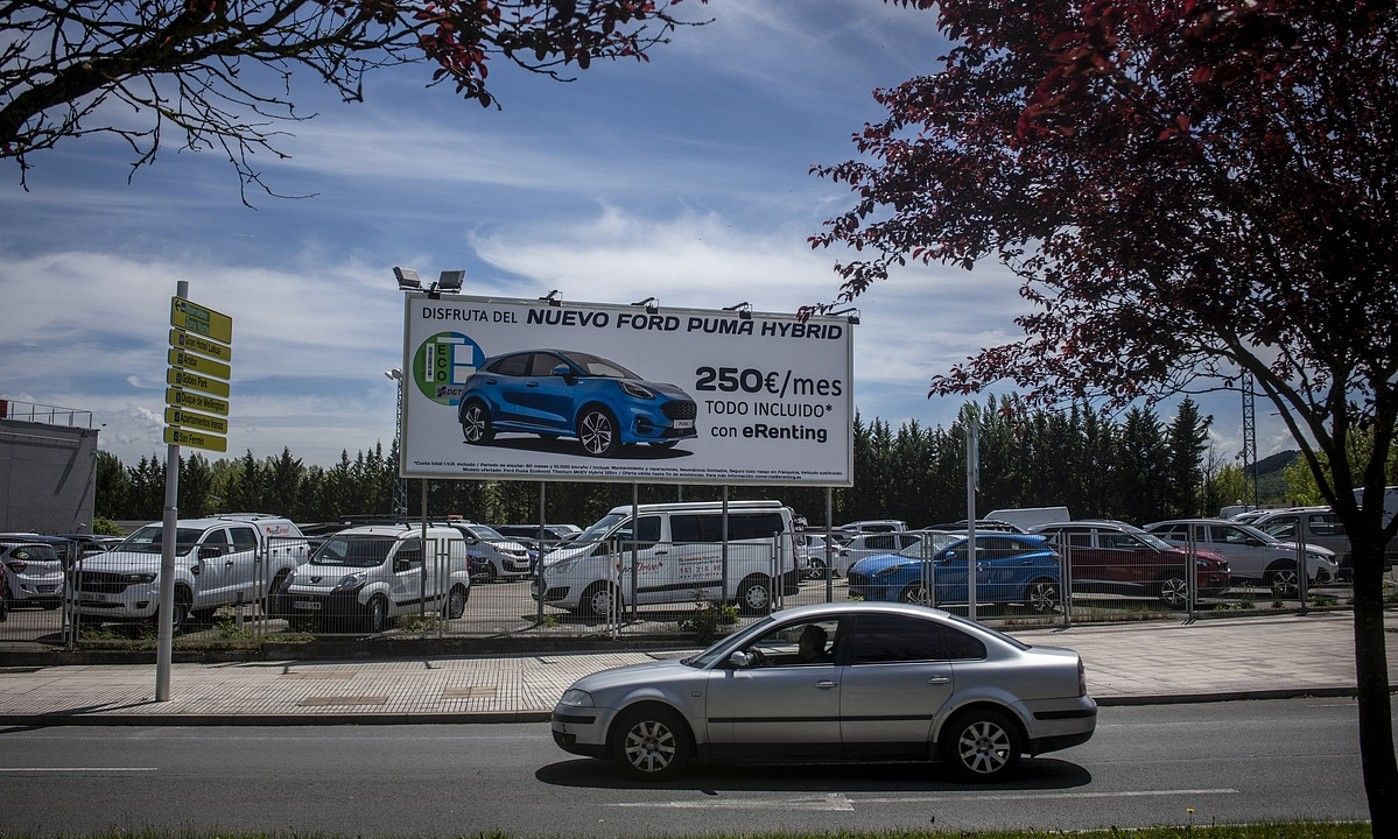 Auto saltoki bat, itxita, maiatzaren hasieran, Gasteizen. JAIZKI FONTANEDA / FOKU.