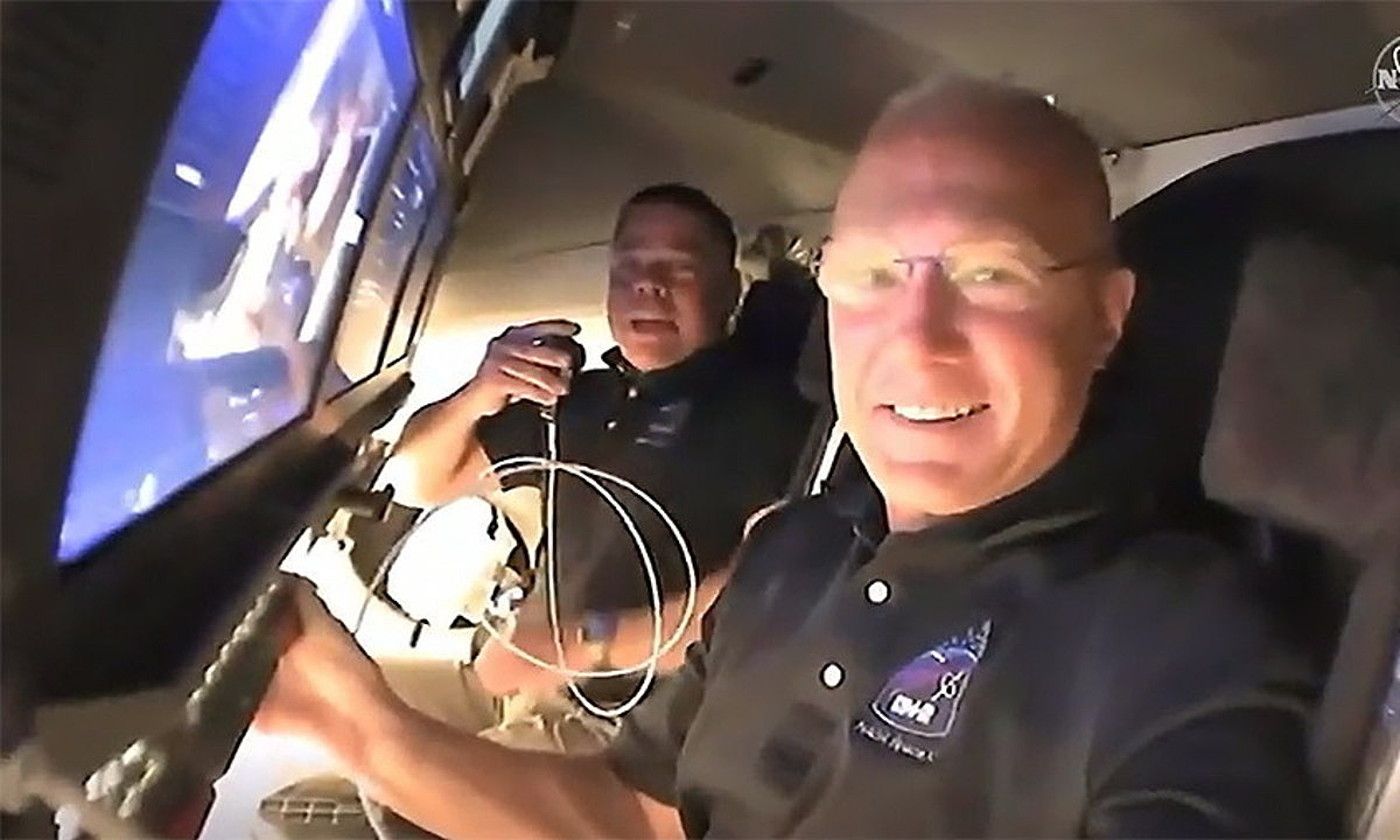 Space Xen Falcon 9 suziriaren eta Space Dragon espaziontziaren jaurtiketa, eta Douglas Hurley eta Robert Behnken astronautak. SPACEX - NASA.
