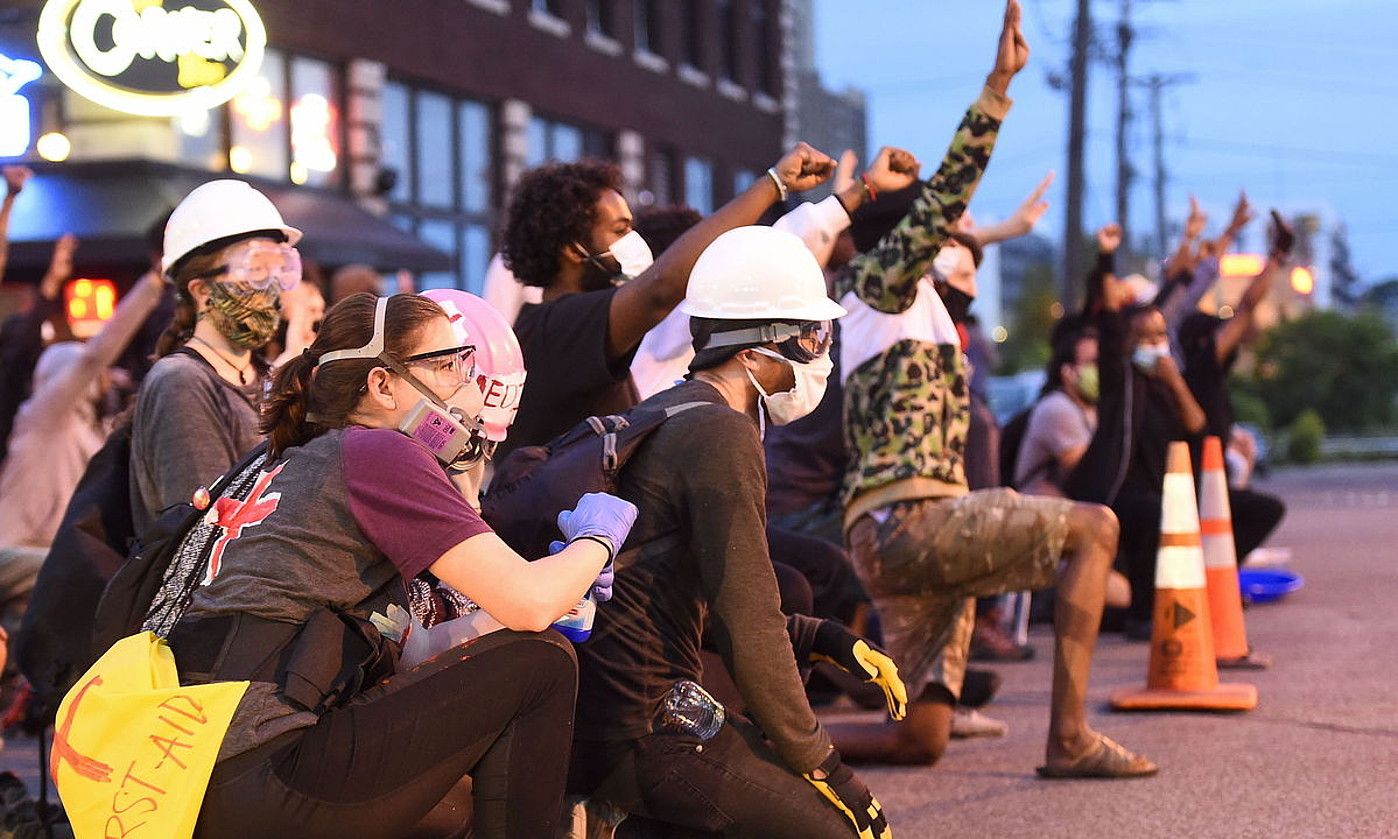 Manifestariak Poliziaren aurrean, St. Paulen, Minnesotan. CRAIG LASSIG / EFE.
