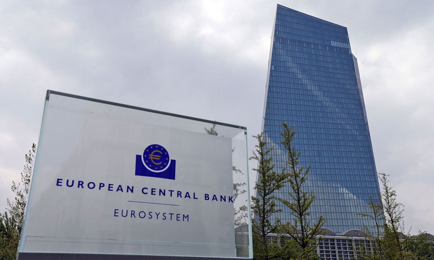 EBZ Europako Banku Zentralaren egoitza, Frankfurten, artxiboko irudi batean. ARMANDO BABANI / EFE.