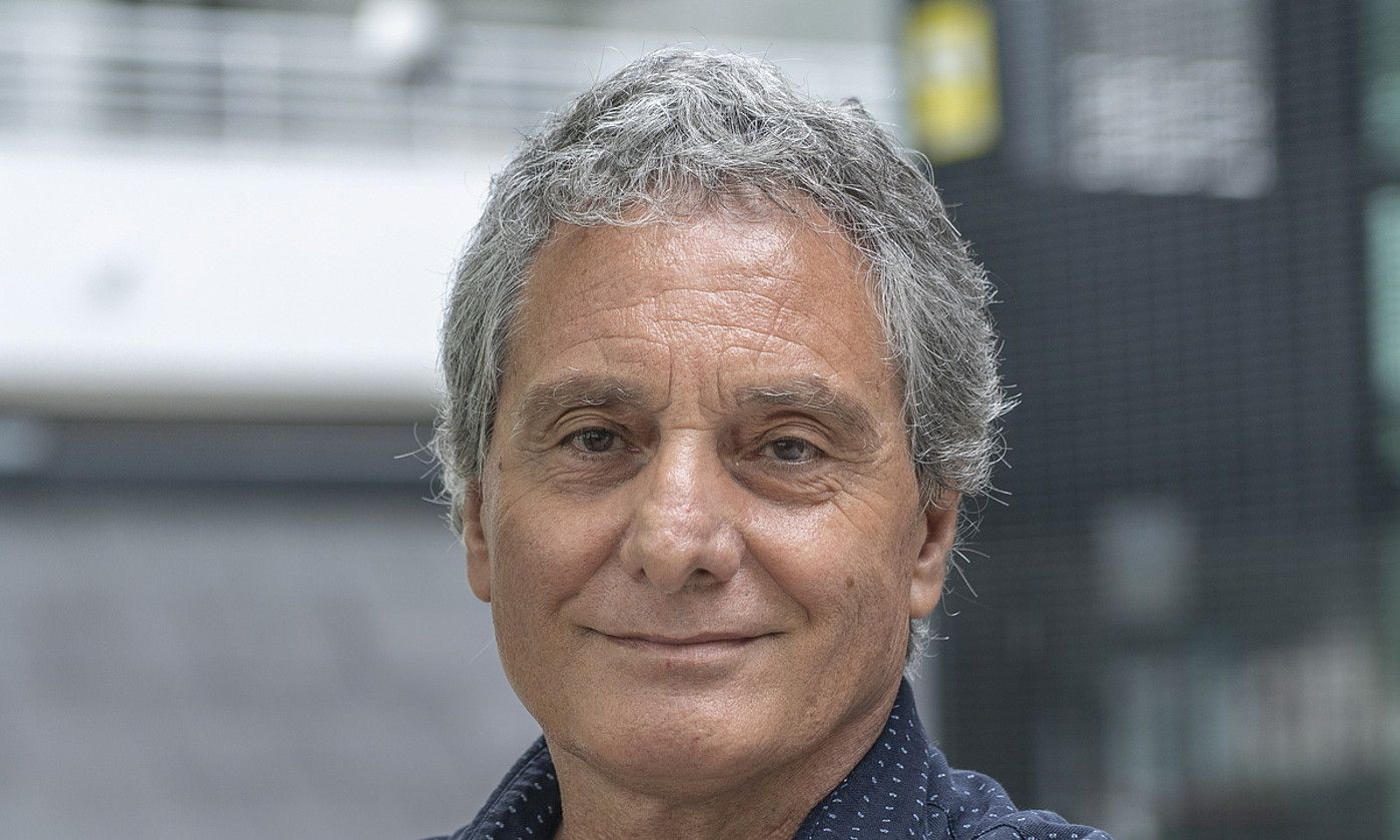 Karlos Gorrindo Funanbulistaren beldurra lan berria aurkeztu aurretik, atzo. ANDONI CANELLADA / FOKU. Karlos Gorrindo Funanbulistaren beldurra lan berria aurkeztu aurretik, atzo. ANDONI CANELLADA / FOKU.