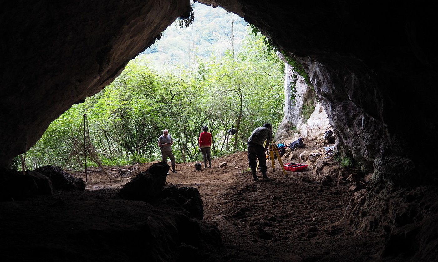 Bi neanderthal gizakiren simulazioa. JAN PRILLWITZ.