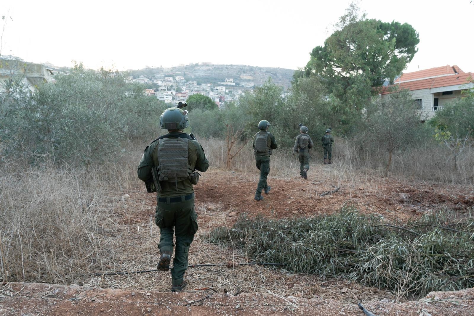 Israelek tropa gehiago bidali zituen atzo Libano hegoaldera. EFE