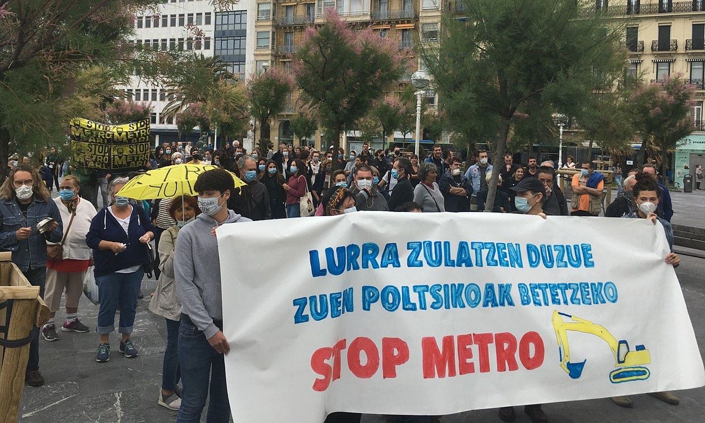 Dozenaka herritarrek egin zuten protesta atzo, Donostian, metroak eragindako kalteen aurka. BERRIA.