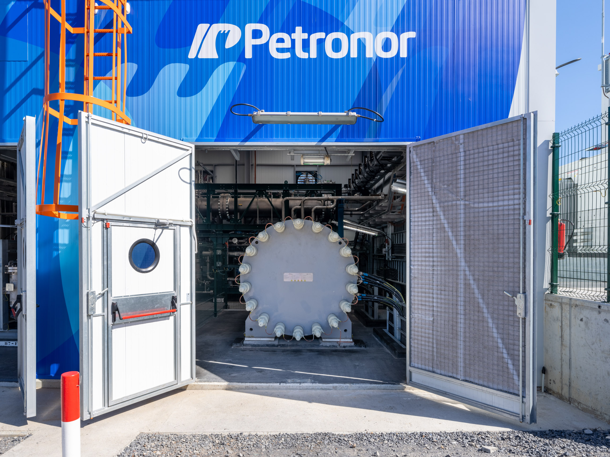 Petronorren findegiko lehen elektrolizagailua, 2,5 megawattekoa. IÑIGO SIERRA / PETRONOR