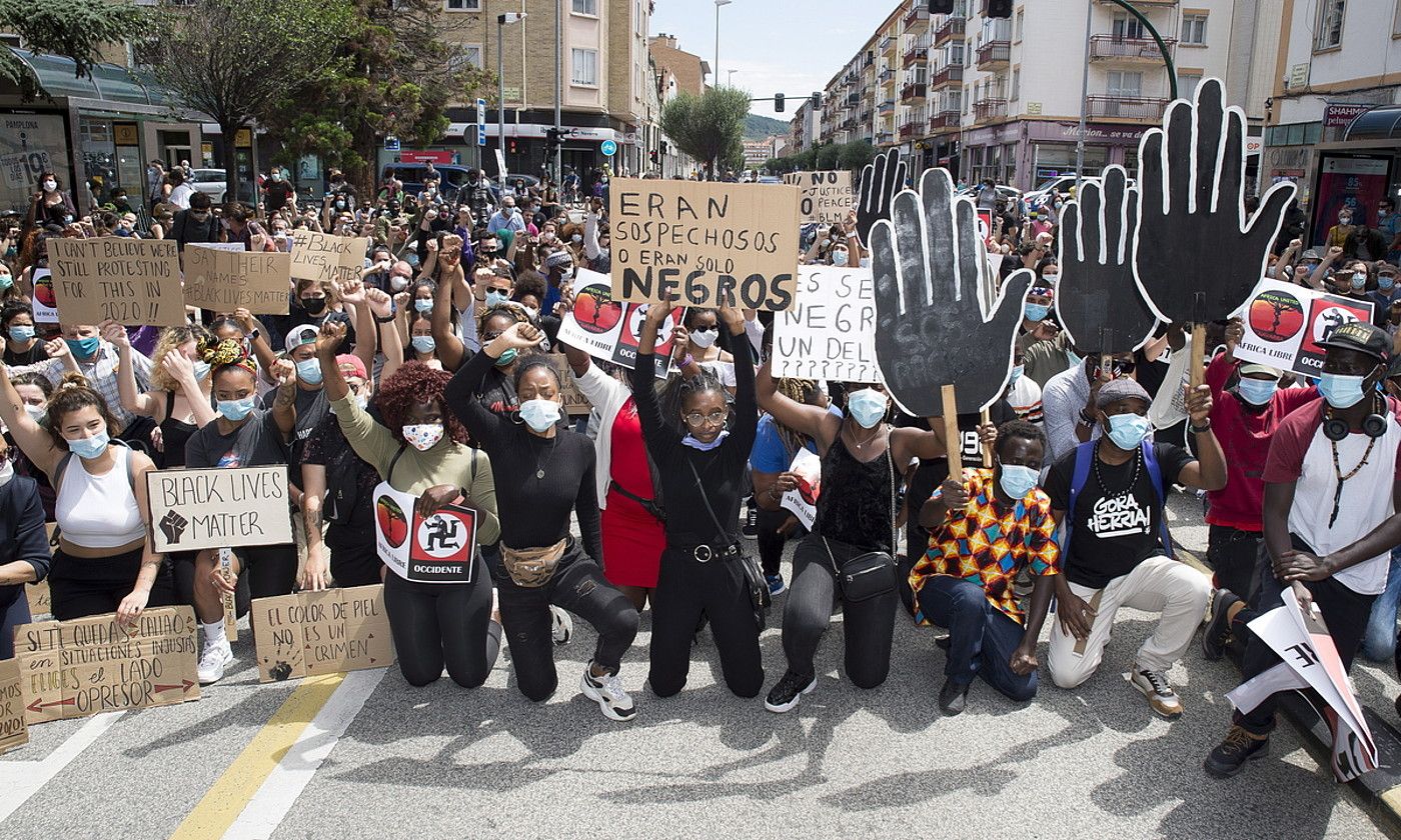 Hainbat lagun, atzo, Iruñeko Arrotxapea auzoan, arrazakeriaren aurka protesta egiten. IÑIGO URIZ / FOKU.