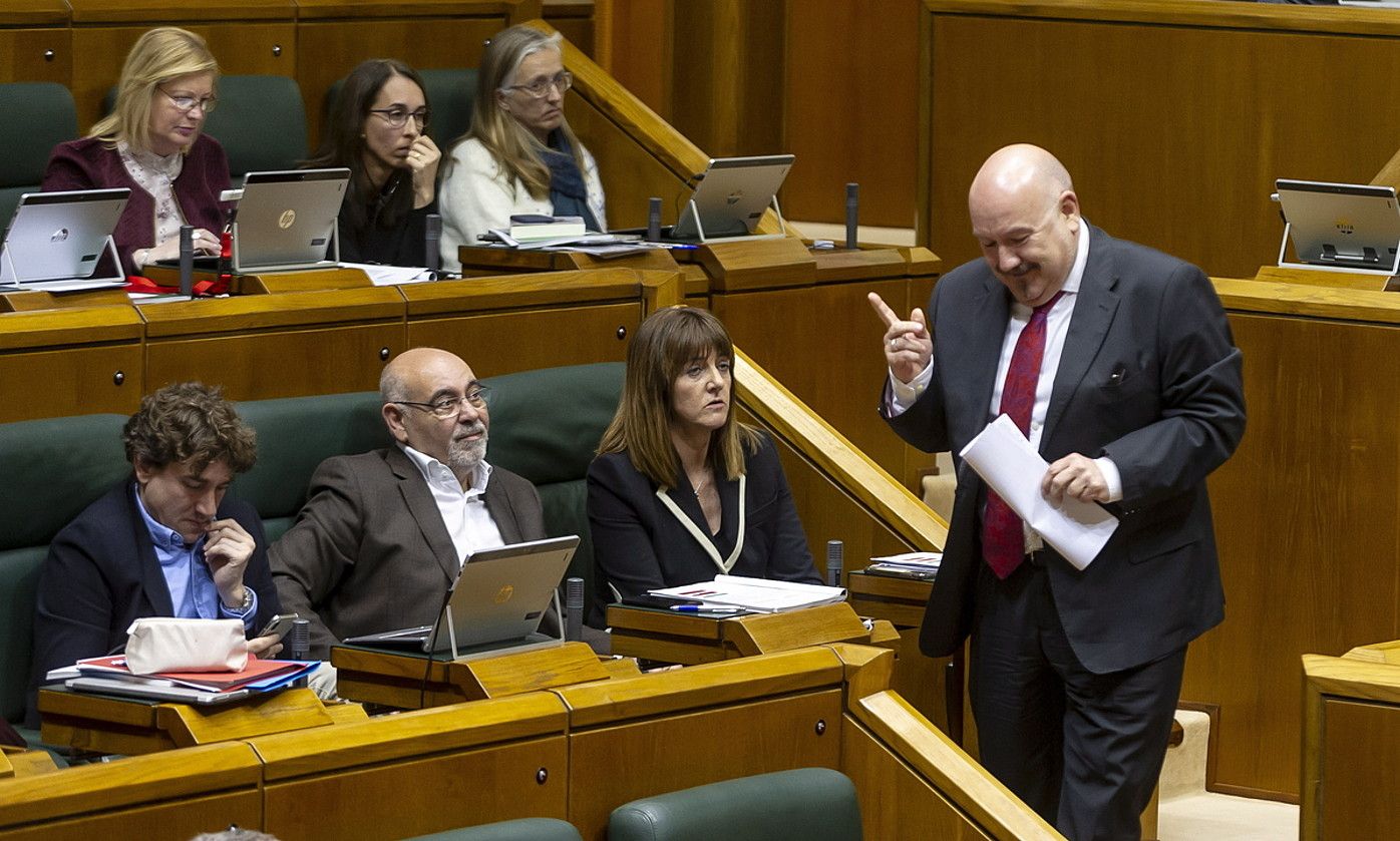 Iñigo Iturrate EAJko legebiltzarkidea, iaz, Eusko Legebiltzarrean, PSE-EEkoen ondoan. JAIZKI FONTANEDA / FOKU. Iñigo Iturrate EAJko legebiltzarkidea, iaz, Eusko Legebiltzarrean, PSE-EEkoen ondoan. JAIZKI FONTANEDA / FOKU.
